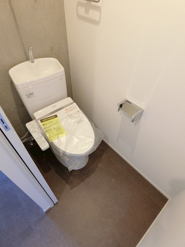 トイレ　※以下他号室参考写真となります。