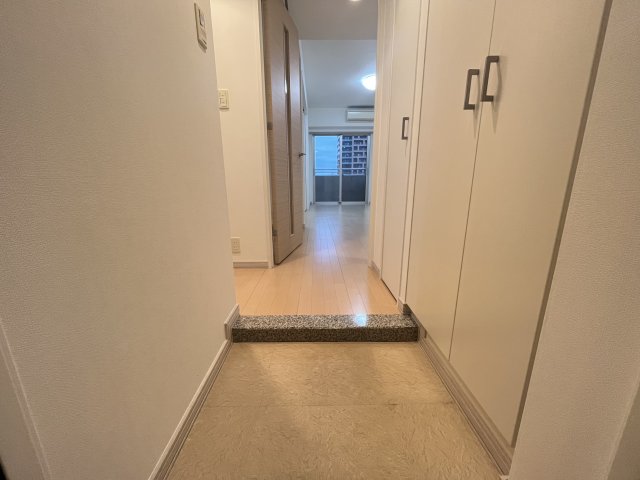 玄関　※別部屋参考写真、新規リノベーション実施中