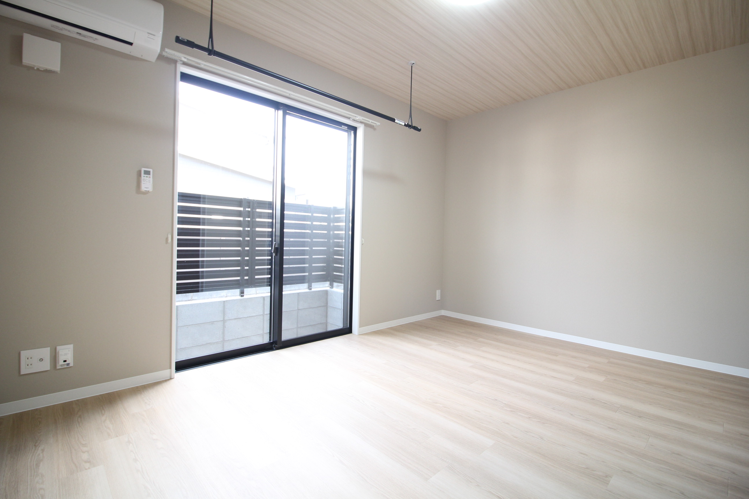 居室・リビング　木目調の清潔感のある居室♪