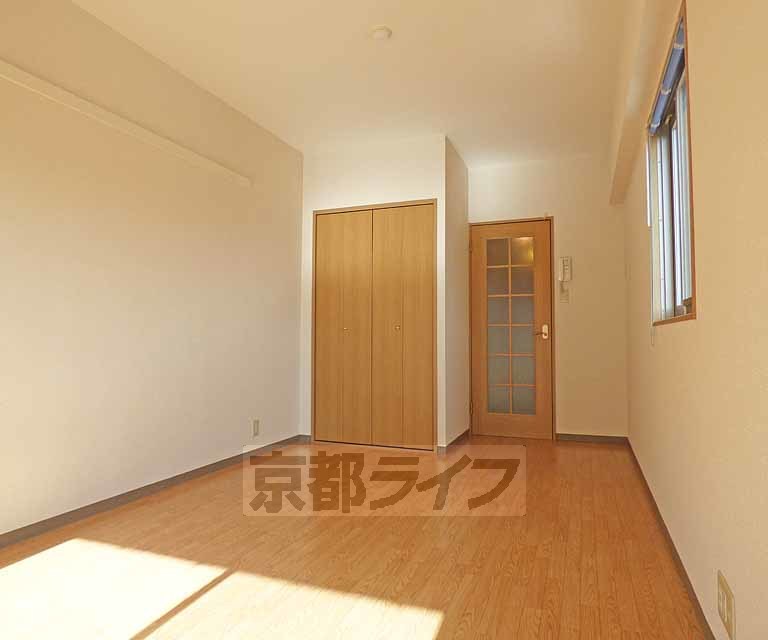 居室・リビング　広々とした室内です。