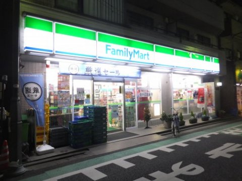 コンビニ　ファミリーマート池ノ上駅北口店（コンビニ）まで121m