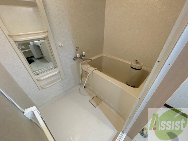 バス・シャワールーム　バスルームは狭すぎず、シャワーも浴びやすそうです。