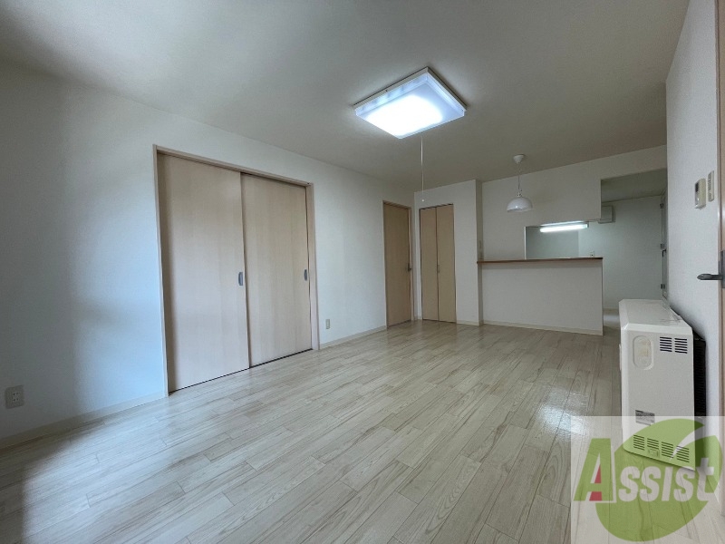 居室・リビング　白さが清潔感を出してくれます。お部屋も明るいですね。