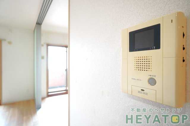 セキュリティ　モニター付きドアホンで安心確認（同仕様写真）