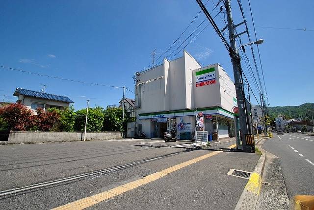コンビニ　ファミリーマート鶴江店（コンビニ）まで223m