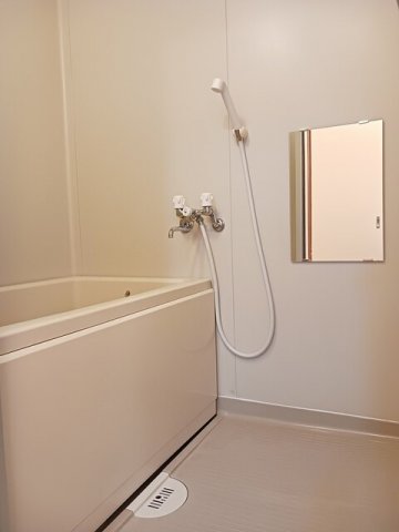 バス・シャワールーム　コンパクトで使いやすいお風呂です