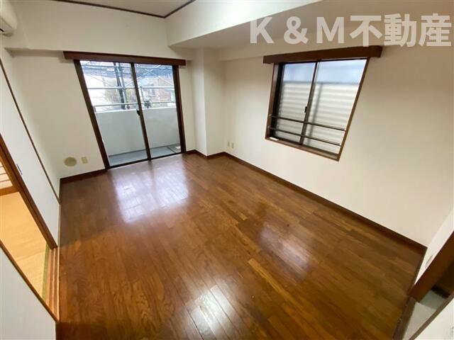 居室・リビング　こちらのリビングで趣味の時間をお楽しみください