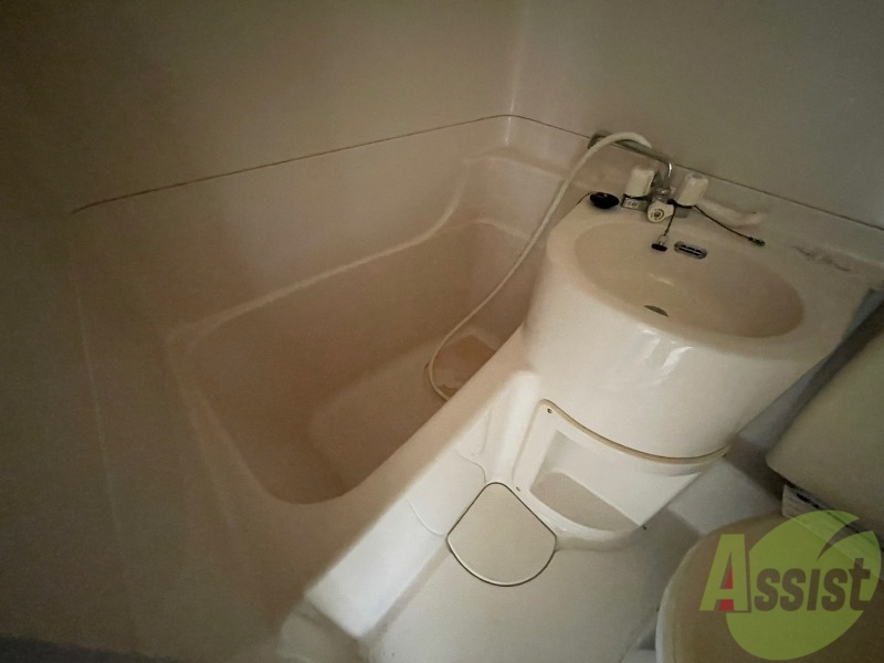 バス・シャワールーム　こちらはお風呂。一日の疲れをここで癒してください。