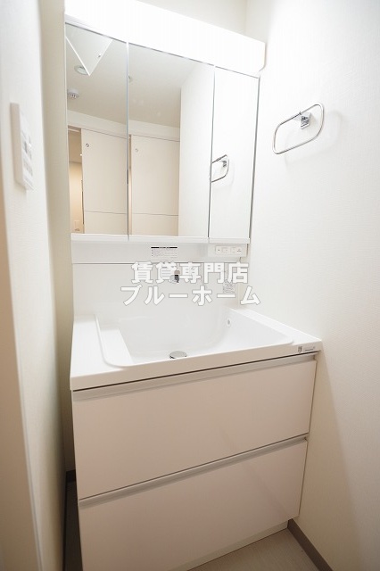 洗面設備　三面鏡独立洗面台あります！