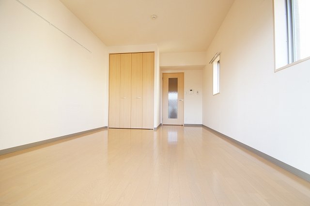 その他部屋・スペース　角部屋・二面窓の明るいお部屋です。