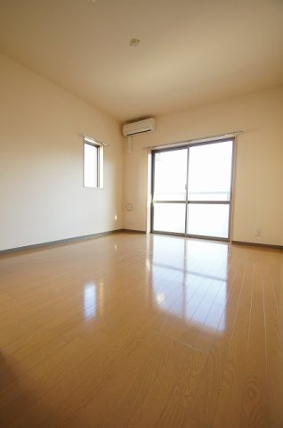 居室・リビング　落ち着いた色合いの床材を使用した居住空間