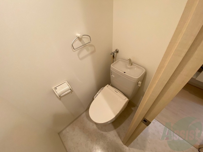 トイレ　トイレです。ユニットバスになってますのでコンパクト。