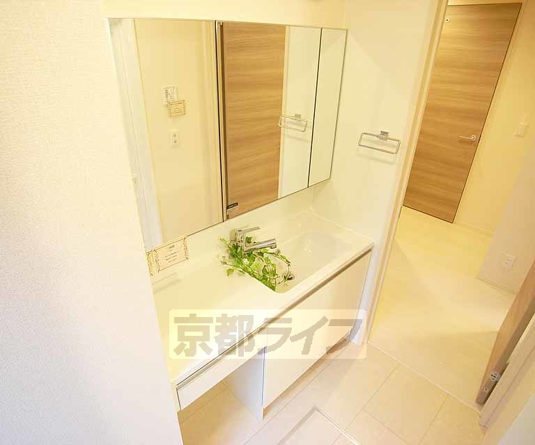 洗面設備　女性には嬉しい洗面台です。