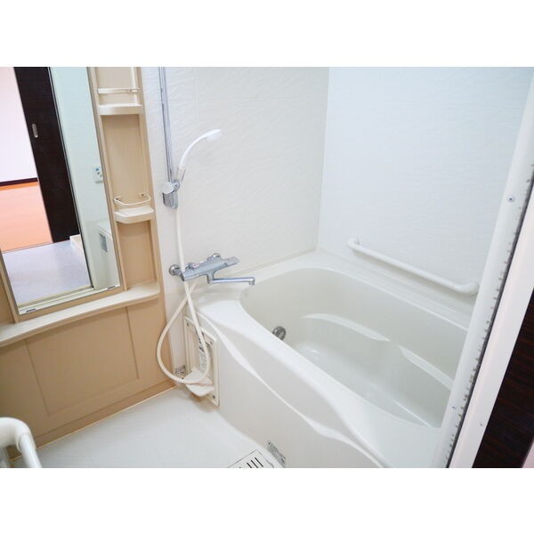 バス・シャワールーム　一日の汗や疲れはこちらで洗い流してください