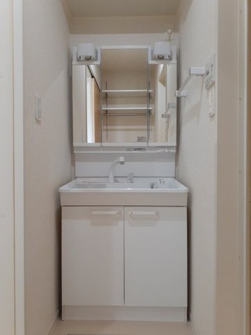 洗面設備　三面鏡の洗面台です☆