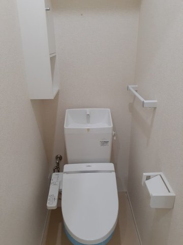 トイレ　嬉しい温水洗浄便座付きです♪