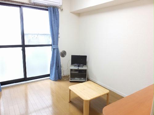 居室・リビング　家具家電設置済みのお部屋です。