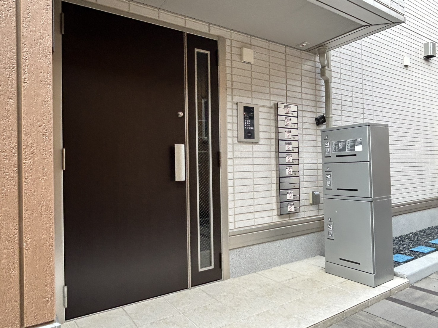 その他共有部分　共用玄関はオートロックで安心、宅配ボックスも設置！