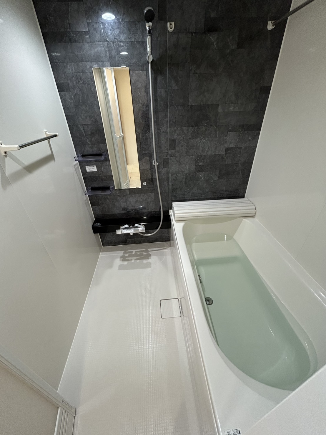 バス・シャワールーム　一坪風呂で足がらくらく伸ばせます！