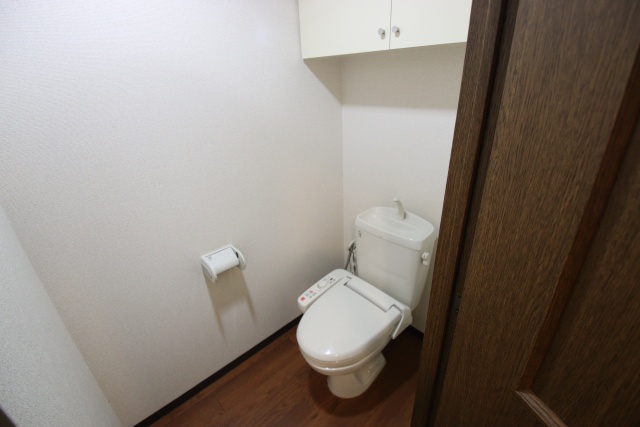 トイレ　同建物内別室の参考写真です