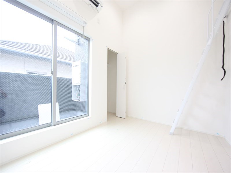 バルコニー　洋室5.6帖　ロフト4.8帖（収納にも寝室にも使用できます）