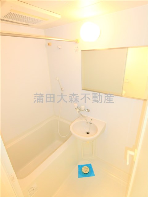 バス・シャワールーム　窓と浴室乾燥機付きのバスルーム　お風呂