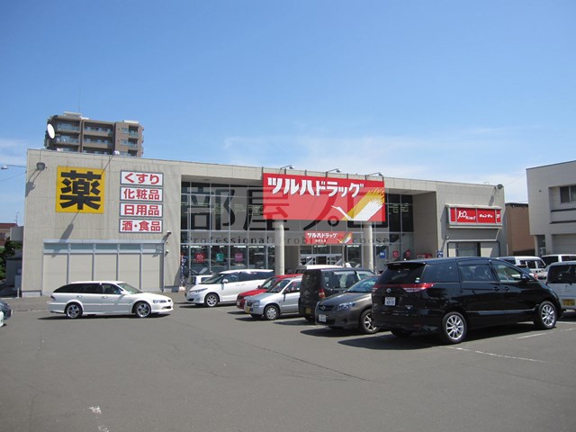 ドラックストア　ツルハドラッグ西町北店（ドラッグストア）まで301m