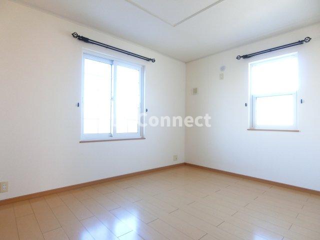 その他　洋室にも２面に窓があります。