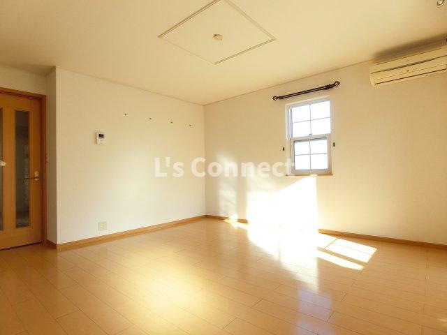 居室・リビング　角部屋で２面に窓があります。