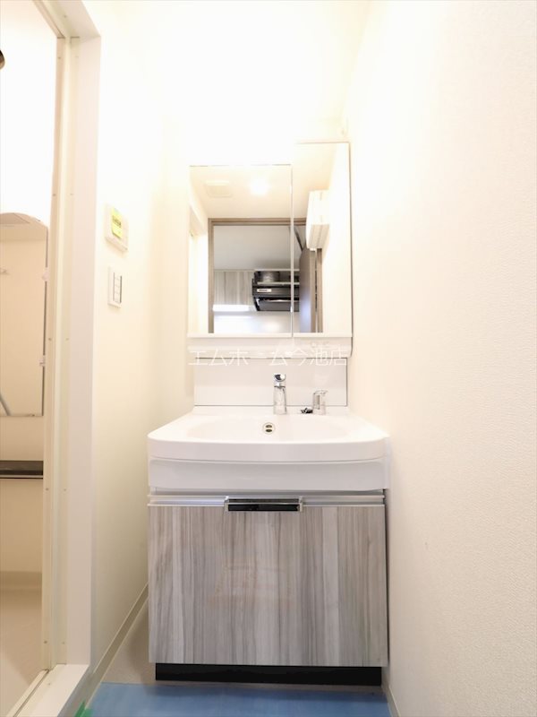 洗面設備　脱衣所　独立洗面台（シャンプードレッサー付）