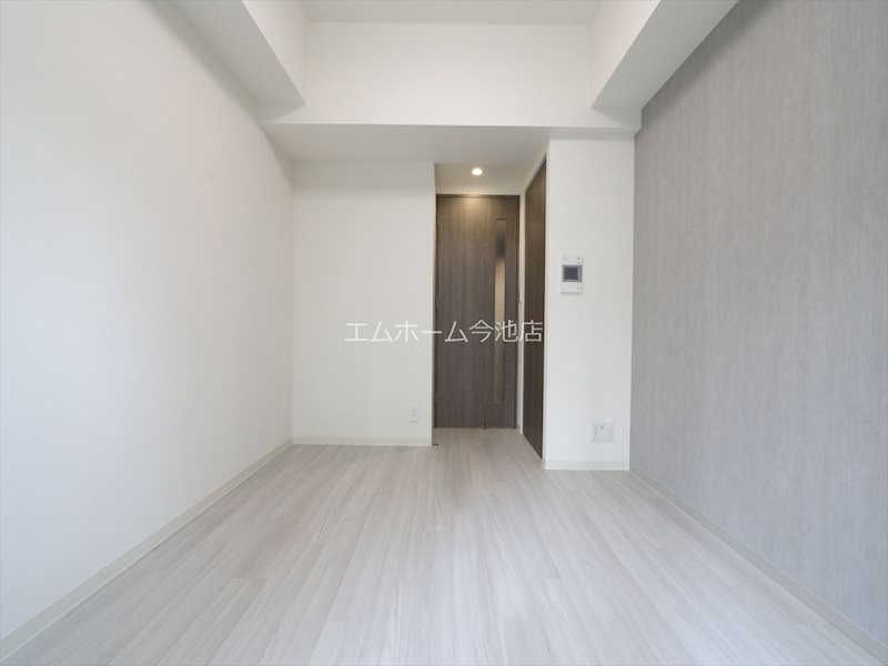 居室・リビング　洋室6.2帖　エアコン付　バルコニーに面しています