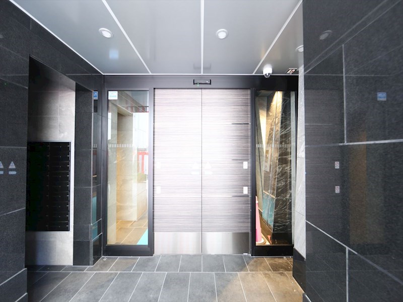 エントランス　エントランス　オートロック付　防犯カメラ有り