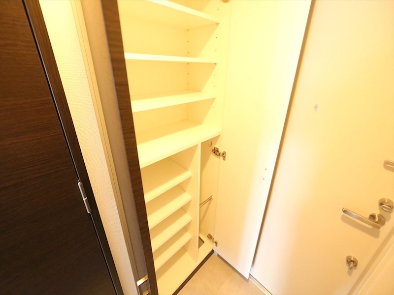 玄関　玄関　シューズボックス付（収納充実してます）