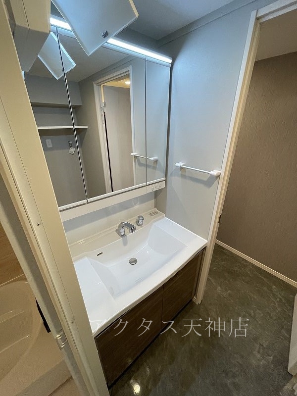 洗面設備　三面鏡です。