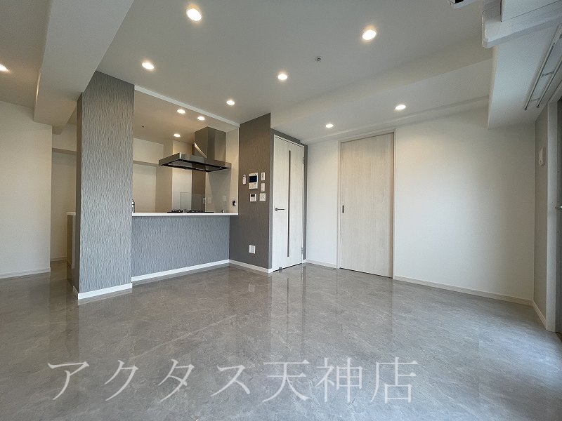 居室・リビング　調光付のダウンライトが天井にあります。