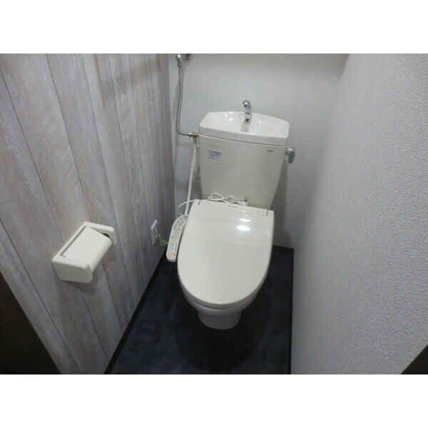 トイレ　あったらうれしいウォシュレット付き♪