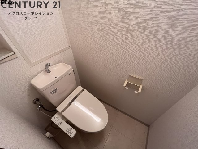 トイレ　温水洗浄便座付きのトイレです♪