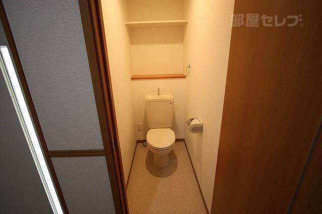 トイレ　棚付きトイレ