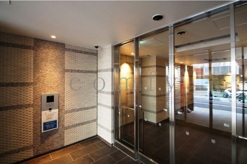 エントランス　オートロック付きエントランス