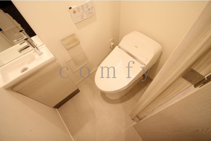 トイレ　手洗い付きウォシュレ付きトイレ