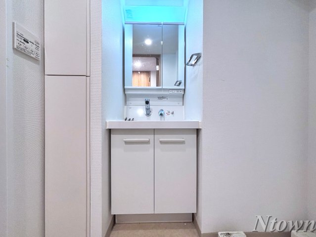 洗面設備　独立洗面台、小物を置くことができて便利です