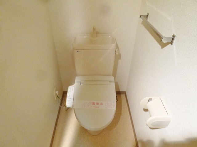 トイレ　温水洗浄便座機能付きのトイレ