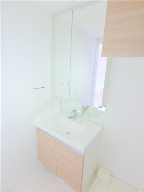 洗面設備　2面鏡の独立洗面台　洗面脱衣所