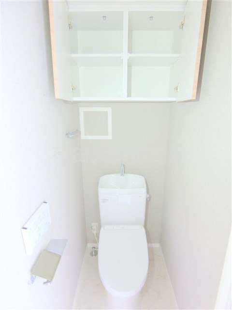 トイレ　棚収納と温水洗浄便座付きのトイレ