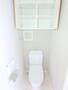 トイレ　棚収納と温水洗浄便座付きのトイレ