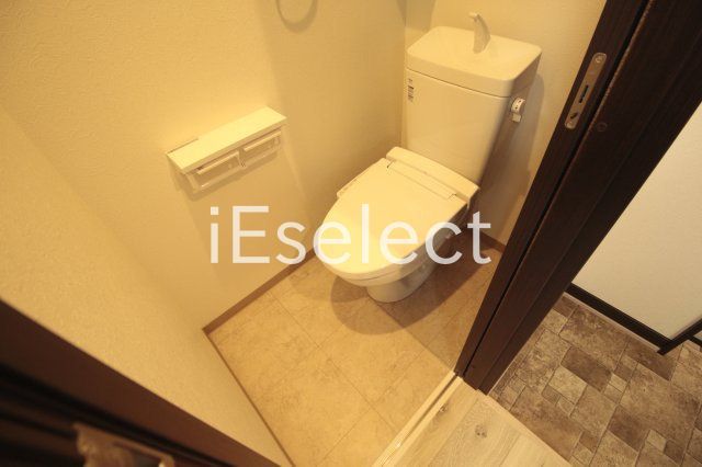 トイレ　温水洗浄便座付きのトイレです