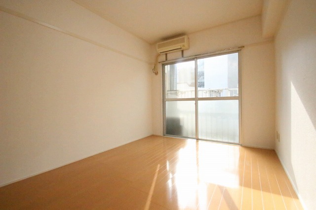 居室・リビング　同物件別号室のものです。