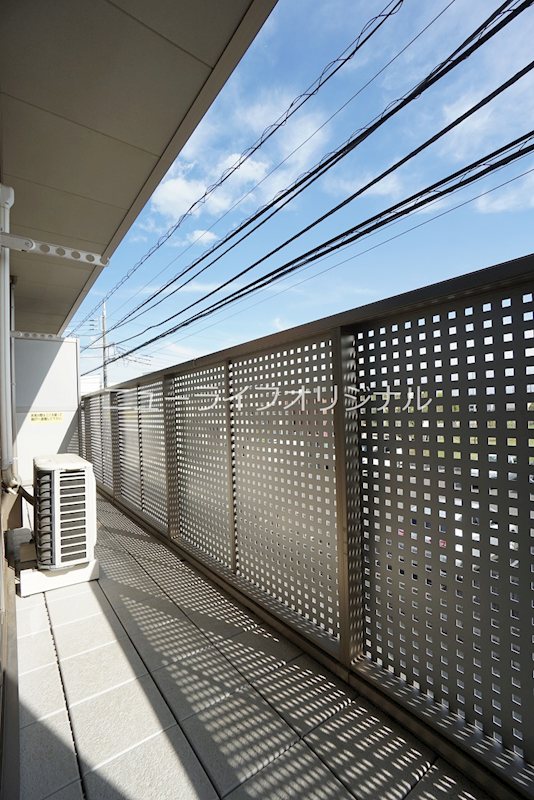 バルコニー　LDKと洋室にまたがるバルコニー