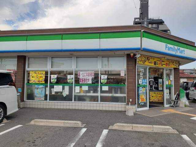 コンビニ　ファミリーマート中野西店様（コンビニ）まで700m