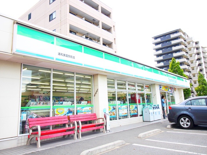 コンビニ　ファミリーマート（コンビニ）まで210m